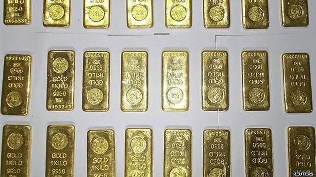 कलकत्ता अंतरराष्ट्रीय हवाई अड्डे पर जब्त सोनें की ईटें.
