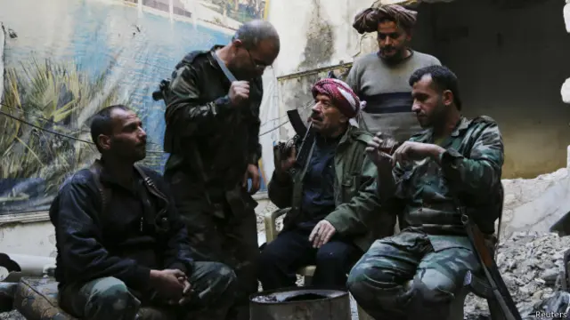  يشكو مقاتلو الجيش الحر من الخلل الكبير في التوازين في التسليح بينهم وبين الجيش النظامي السوري.