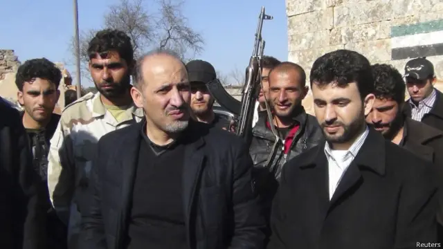 الجربا (على اليسار) بين مقاتلي الجيش السوري الحر في اثناء زياة له لإدلب الشهر الماضي.