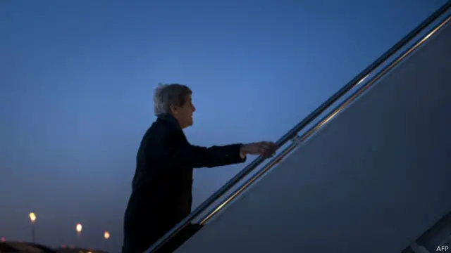 美國國務卿克里乘飛機前往倫敦（13/03/2014）