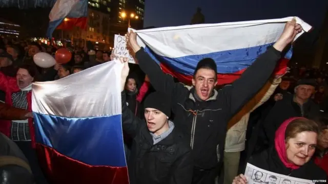 Căng thẳng ngày càng gia tăng ở các vùng phía Đông - trung tâm công nghiệp của Ukraine - trong khi sự ủng hộ Nga ở Kiev khá mờ nhạt.