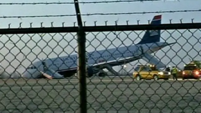 O estouro do pneu provocou a quebra do tremroleta bet365 como jogarpouso e o avião se inclinou para a frente