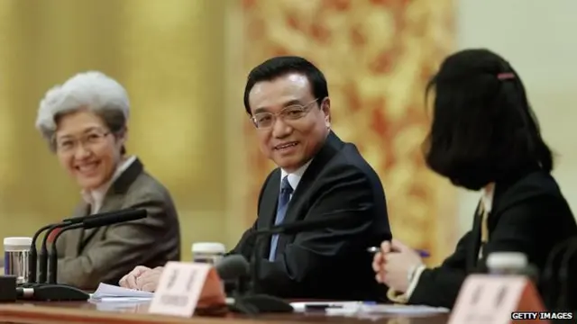 李克强(中)在北京人民大会堂出席记者会(13/3/2014)