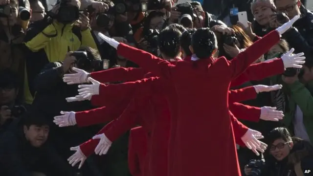 北京人民大会堂外记者集体拍摄礼宾女郎(5/3/2014)