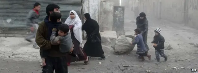 مدنيين سوريين يهربون من القصف