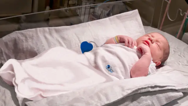 Bebê prematuro usa roupa inteligente (BBC Brasil)