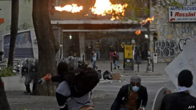 В четверг в Каракасе протестующие вступили в стычки с полицией