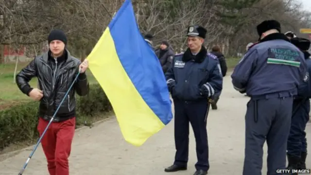 Manifestante pró-Ucrânia em Simferopol (Getty)