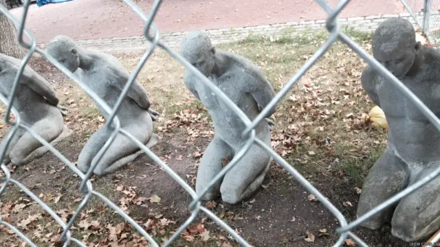 İrem Civelek: Pratt Enstitüsü Brooklyn'de saklı bir cennet. Önce rüzgar gülleri karşıladı beni, New York'a geldiğim ilk gündü. Sonra tel örgüler arkasına saklanmış tutsaklar karşıma çıktı. Bilinçli olarak tel örgüler arkasında, harfiyatların yanındalardı. Neden acaba?