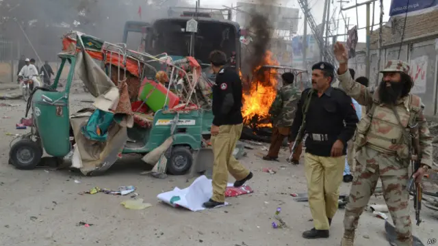 دھماکے میں ایک بس، کئی رکشے، سائیکل اورگاڑیوں کو نقصان پہنچا 