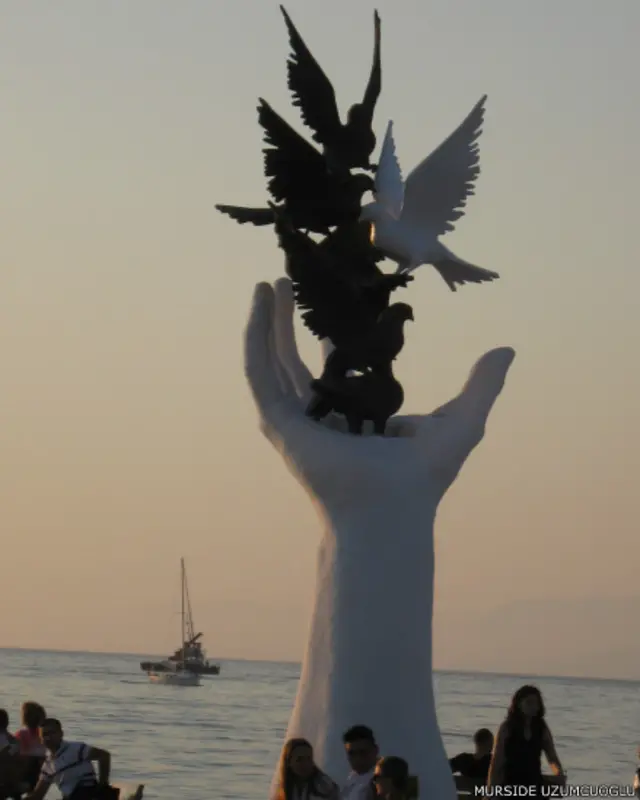 Mürşide Üzümcüoğlu: Kuşadası'nda çektiğim özgürlük ifadesini güzel tanımlayan heykel...