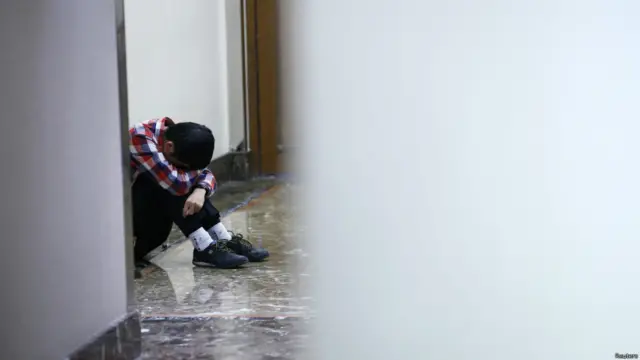 တရုတ်နိုင်ငံ ဘေဂျင်းမြို့က Lidu ဟိုတယ်မှာ လေယာဉ်ပေါ် ပါသွားတဲ့ တရုတ်ခရီးသည်တွေရဲ့ အမျိုးတွေ စောင့်ဆိုင်းဆဲ။