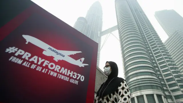 ပျောက်ဆုံး လေယာဉ်အတွက် ဆုတောင်းပေးကြဖို့ ဆော်သြထားတဲ့ ကွာလာလမ်ပူက ပိုစတာတစ်ခု။