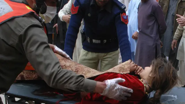 دھماکہ پشاور کے مضافاتی علاقے سربند کے بٹاتل بازار میں ہوا۔مرنے والوں میں اکثریت عام شہریوں کی ہیں جن میں خواتین اور بچے بھی شامل ہیں۔ 