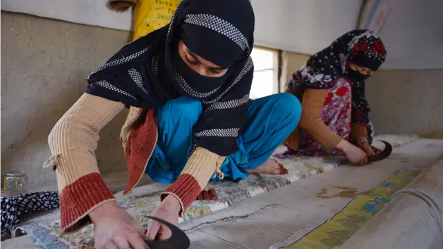 په لاسونو دغه اوبدل کېدونکې غالۍ د ماشیني غالیو په پرتله ډېر مینه وال لري او قیمت یې لوړ وي.