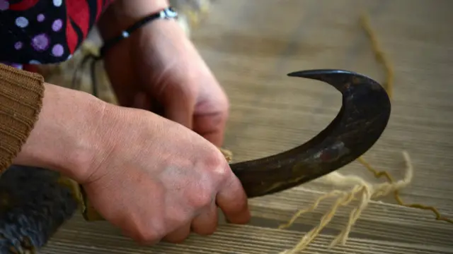 د پاکستان ځینو افغان کډوالو کمپونو کې د غالیو اوبدل د کورنیو د ښه عاید په توګه سوداګري ګڼل کېده.