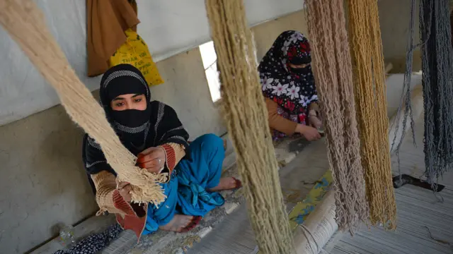 د خیبر پښتونخوا پېښور کې تر ډېره افغان ښځینه کډوالې پر غالیو اوبدلو بوختې دي.