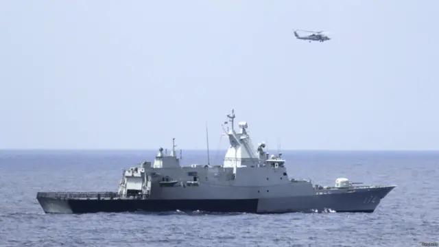 မလေးရှား တော်ဝင်ရေတပ်က KD Terengganu  သင်္ဘောနဲ့ အမေရိကန် ရဟတ်ယာဉ် Sea Hawk တို့ ရှာဖွေရေး ဆောင်ရွက်နေစဉ်။