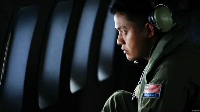 ရှာဖွေရေး ဆောင်ရွက်နေတဲ့ မလေးရှား တော်ဝင်လေတပ်က CN235 လေယာဉ်ပေါ်က အဖွဲ့သားတစ်ယောက်။