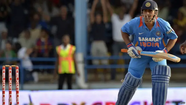 भारतीय क्रिकेट टीम कप्तान महेंद्र सिंह धोनी