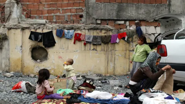 Hüseyin, 400 TL kirayı ödeyemediği için ailesiyle birlikte arabada yaşıyor.