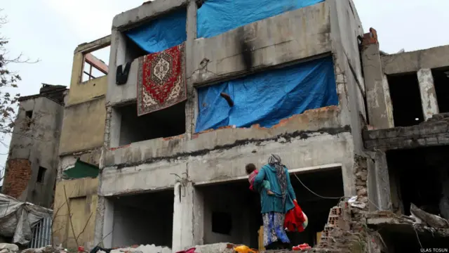 Fotoğrafçı Ulaş Tosun, İstanbul’da tarihi yarımadaya sığınan ve kentsel dönüşüm nedeniyle boşaltılan evlerde kalan Suriyeli savaş mağdurlarını fotoğrafladı.