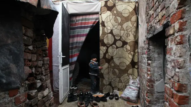  Bu küçük çocuk da 15 yetişkinin arasında, kendisine oynayacak bir arkadaş arıyor. 