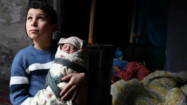 Urfa Akçakale Kampı’nda Kürt oldukları için ayrımcılığa uğrayan ve İstanbul’a gelen Halil T.’nin eşi, iki hafta önce evde doğum yapmış. 