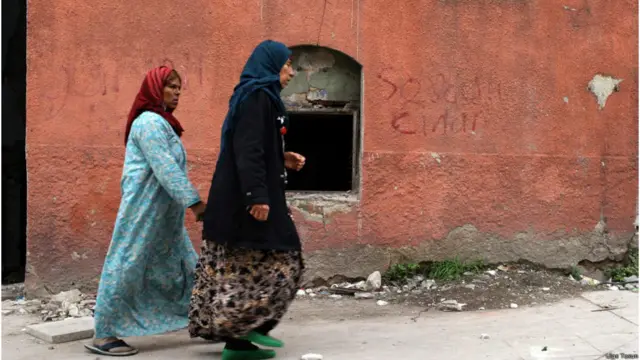 Tosun, özellikle kadınların konuşmaya korktuklarını ve bazı mağdurların konuşurlarsa sınırdışı edilmekle tehdit edildiklerini söylüyor.