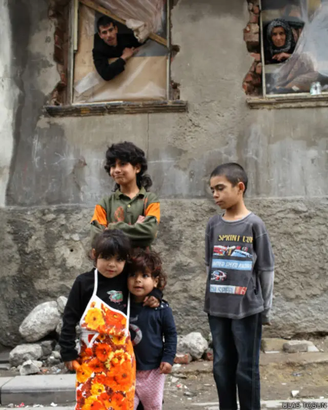 Fotoğrafçı Tosun, evin her köşesinde ayakları çıplak, üstü başı perişan çocukların oynadığını söylüyor.