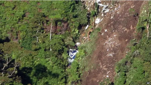 انڈونیشیا میں تباہی کا شکار ہونے والے طیارے کا ملبہ