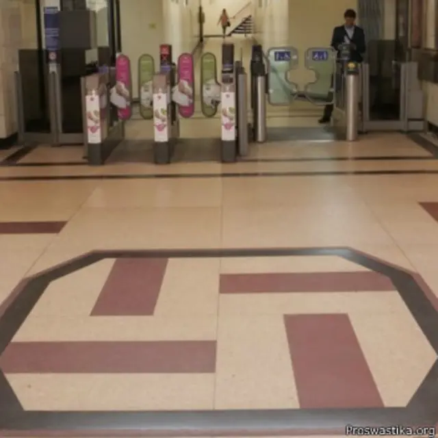 suelo con una esvástica