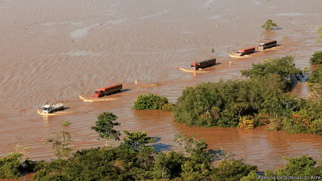 Caminhões com destino ao Acre cruzam a BR-364 inundada pelas águas do rio Madeira (Agência de Notícias do Acre)