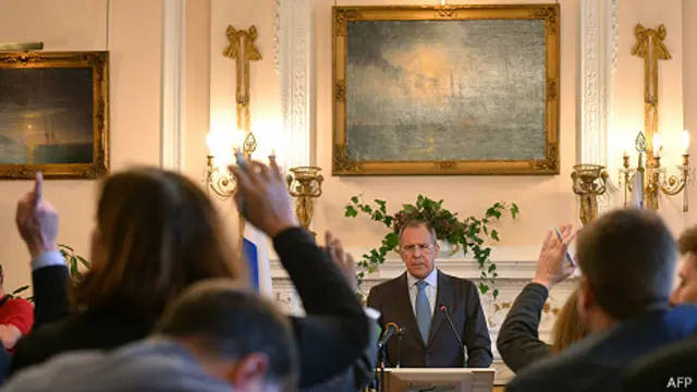 Ông Lavrov trong cuộc họp báo ở London