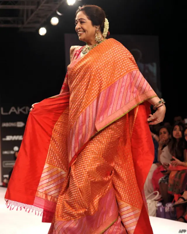 بھارت کے شہر ممبئی میں لیکمے فیشن ویک جاری ہے جس میں مختلف ڈیزائنرز اپنے ملبوسات پیش کر رہے ہیں۔ اداکارہ کرن کھیر گورنگ کی ساڑھی کی نمائش کر رہی ہیں۔