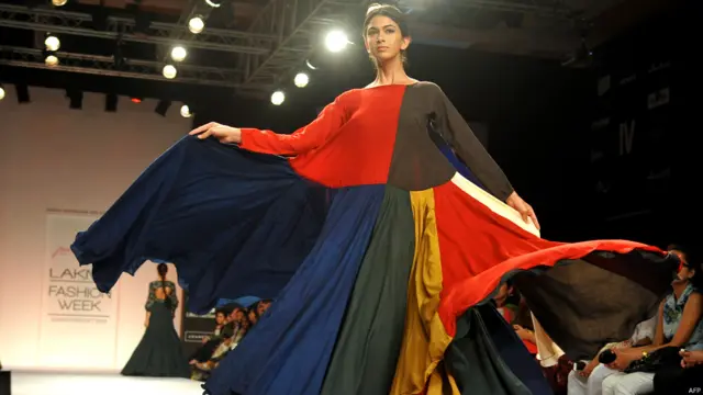 ماڈل پروی ڈوشی ڈیزائنر کے ملبوسات کی نمائش کرتے ہوئے۔