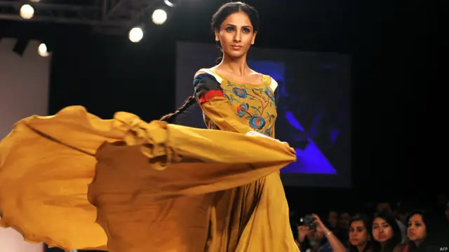 ایک اور ماڈل پروی ڈوشی ڈیزائنر کے ملبوسات کی نمائش کرتے ہوئے۔