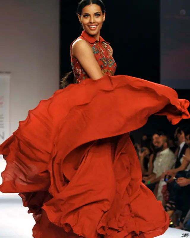 ایک اور ماڈل پروی ڈوشی ڈیزائنر کے ملبوسات کی نمائش کرتے ہوئے۔