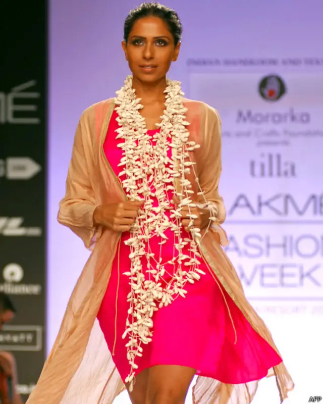 ماڈل مورارکا آرٹس اینڈ کرافٹس کے ملبوسات کی نمائش کر رہی ہے۔ 