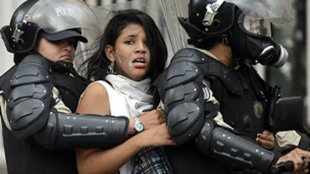Policías y manifestantes
