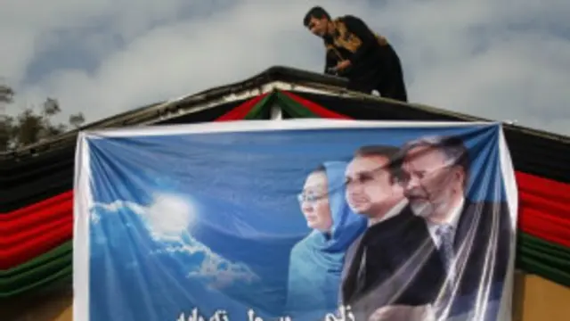 अफ़ग़ानिस्तान में चुनाव के बारे में लगा एक पोस्टर