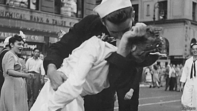 La fotografía fue tomada por Alfred Eisenstaedt el 14 de agosto de 1945.