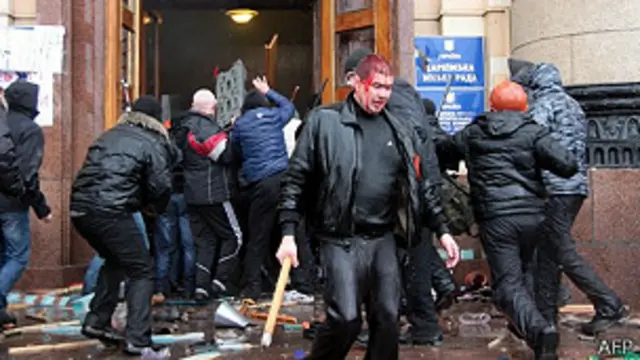 شهر خارکف در روزهای اخیر شاهد درگیری میان گروههای رقیب بوده است