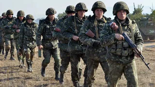 وسط التوتر، تجري قوات أوكرانية تدريبات عسكرية