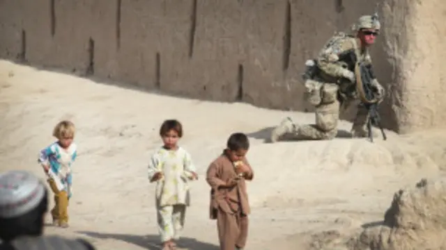 حامد کرزي پخپله وینا کې دې ته هم اشاره وکړه، چې له امریکايي چارواکو سره یې د افغانانو د خوندیتوب او تلفاتو په اړه اختلاف و.