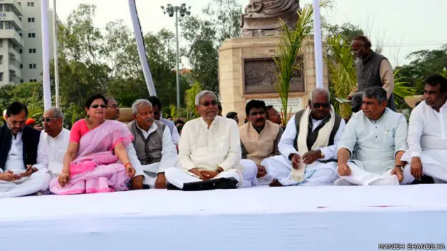 नीतीश कुमार धरना