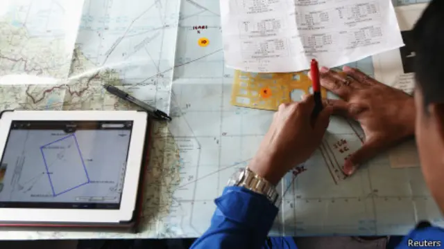 Integrante da Marinha da Malásia estuda mapa sobre possíveis rotassportingbet jogo adiadoavião desaparecido | Crédito: Reuters