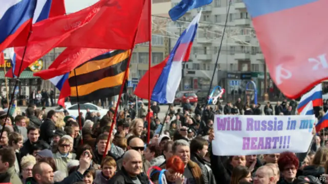 "С Россией в сердце" - говорится на одном из плакатов