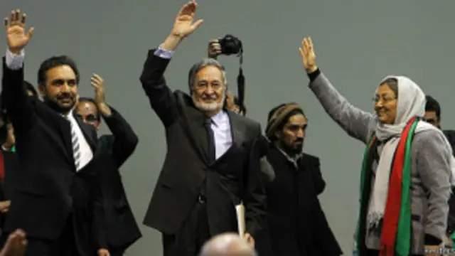 زلمی رسول د احمد ضياء مسعود او حبيبې سرابي په ملګرتيا ولسمشرۍ ټولټاکنو ته ولاړ دی