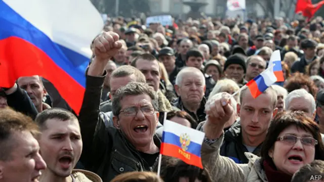 امروز صدها نفر در دونتسک، در شرق اوکراین، به هواداری از روسیه تظاهرات کردند